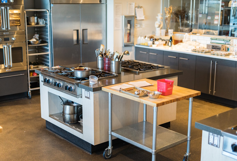 7 Ciri Kitchen Set Standar Hotel yang Wajib Dimiliki Dapur Modern