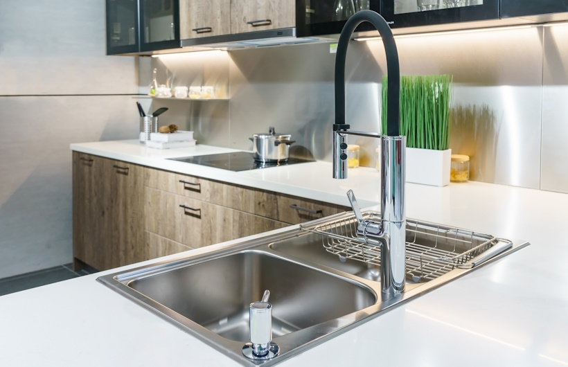 Backsplash Dapur Stainless: Pelindung Dinding dari Cipratan, Uap, dan Panas Ekstrem