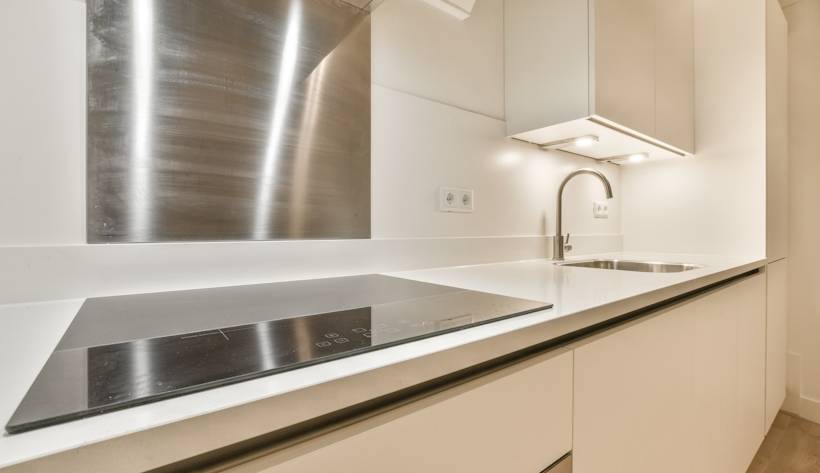 Cara-Membersihkan-Backsplash-Stainless-Steel-agar-Kinclong-Bebas-Goresan-Teknostainless-1.jpg