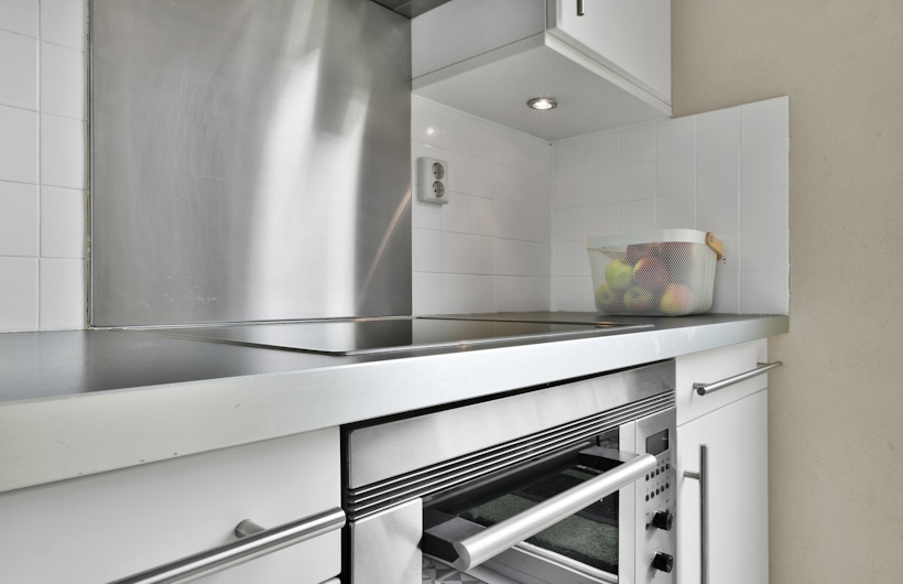 Cara Membersihkan Backsplash Stainless Steel agar Kinclong & Bebas Goresan

