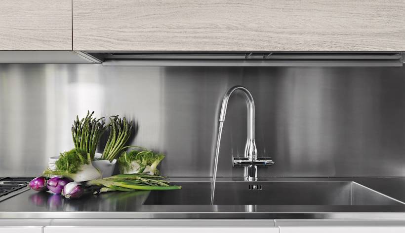 Cara-Memasang-Backsplash-Stainless-Panel-Besar-dengan-Aman-dan-Rapi-Teknostainless-1.jpg