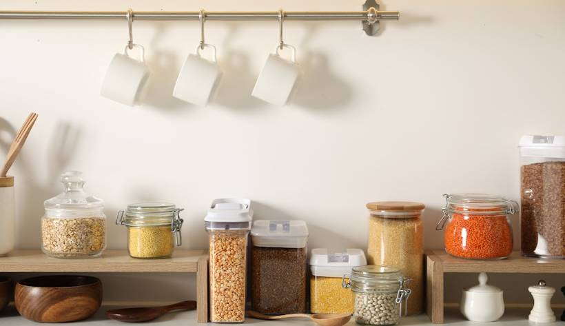 Rak-Gelas-Gantung-Stainless-dengan-Sistem-Roda-atau-Troli-Bisa-Digeser-Sesuai-Kebutuhan-Teknostainless