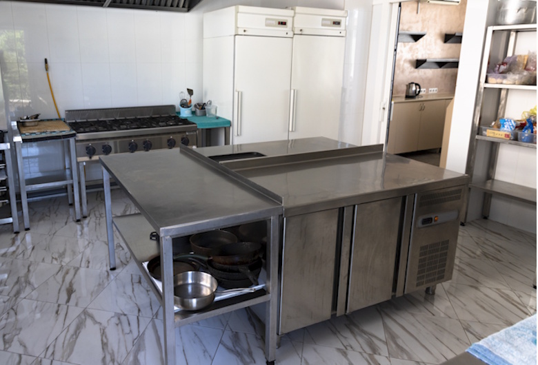 Keunggulan Meja Kerja Stainless Steel untuk Dapur Komersial: Higienis, Tahan Panas, & Awet