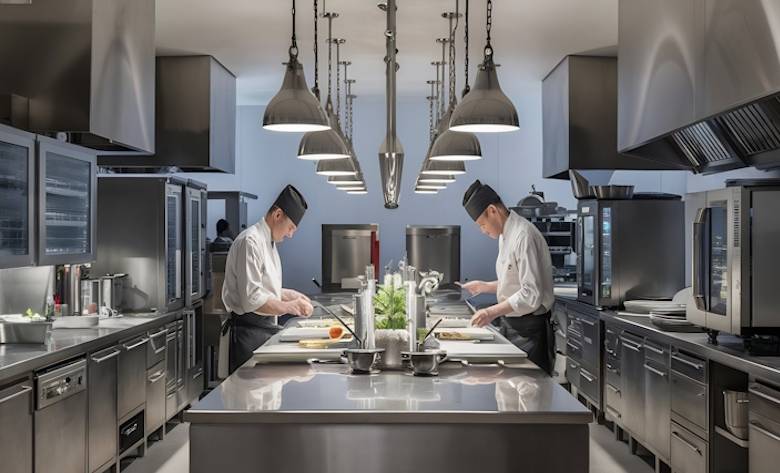 Jasa-Custom-Kitchen-Hotel-Stainless-304-untuk-Ketahanan-Ekstra-terhadap-Garam-Asam-Teknostainless