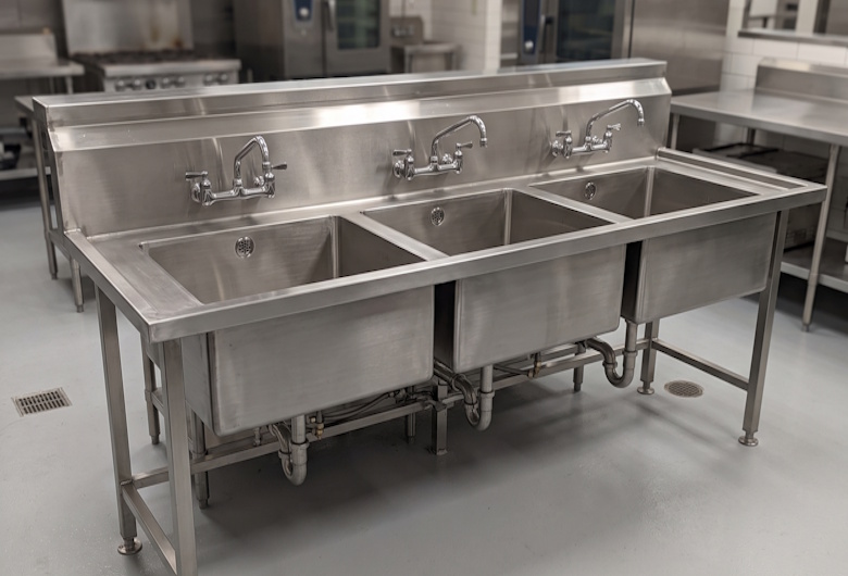Vendor-Triple-Sink-MBG-Stainless-Solusi-Custom-3-Bowl-untuk-Dapur-SPPG-dengan-Volume-Pencucian-Tinggi-Teknostainless